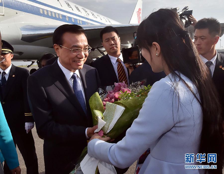 رئيس مجلس الدولة الصيني يصل إلى أنجولا  (4)
