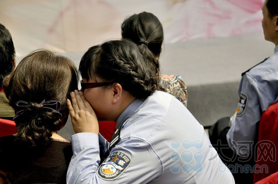 شرطة مدينة تشنغتشو الصينية يغسلون الأقدام لأمهاتهم  بمناسبة  عيد الأم العالمي  (6)