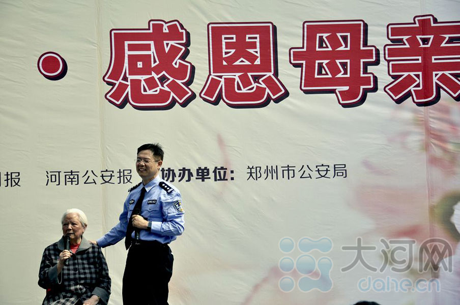 شرطة مدينة تشنغتشو الصينية يغسلون الأقدام لأمهاتهم  بمناسبة  عيد الأم العالمي  (7)