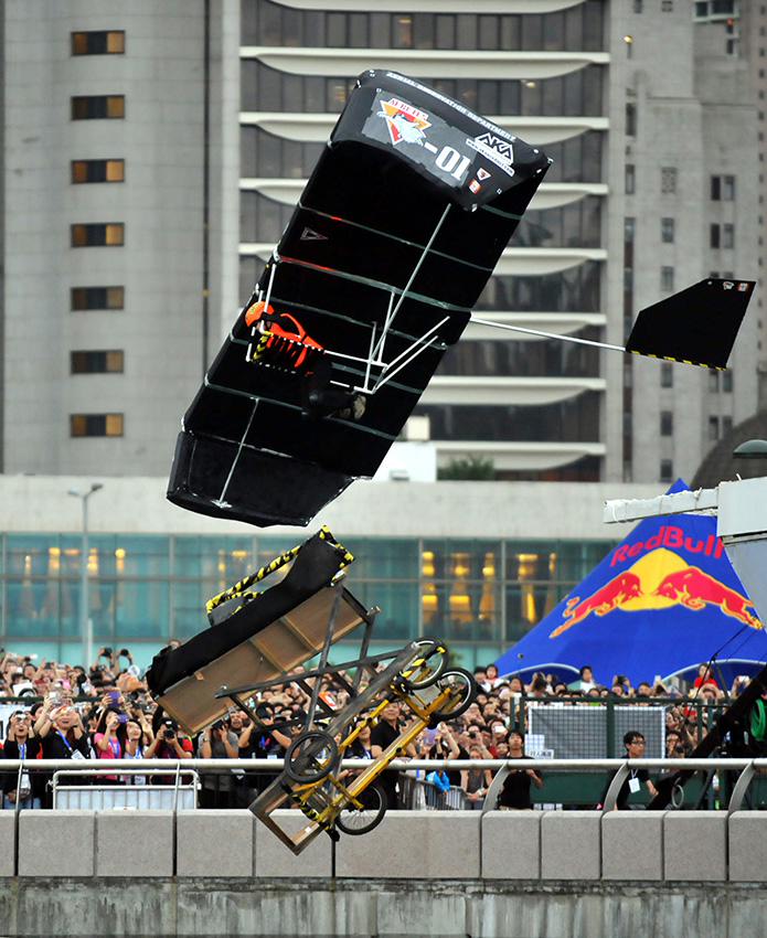 هونغ كونغ تنظم مسابقة للطيران بإستخدام عضلات الإنسان  (3)