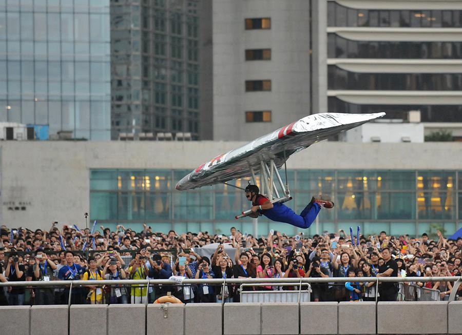 هونغ كونغ تنظم مسابقة للطيران بإستخدام عضلات الإنسان  (2)