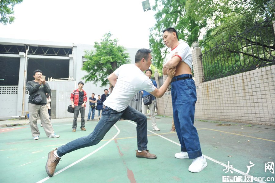 رجل صيني مهنته"تلقى الضرب"