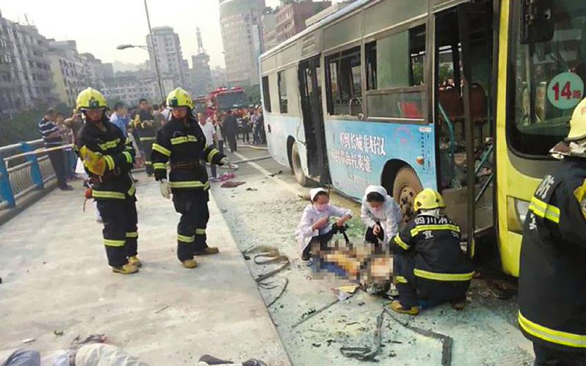    مصرع شخص واحد وإصابة 24 بجراح فى انفجار بحافلة فى الصين  (4)