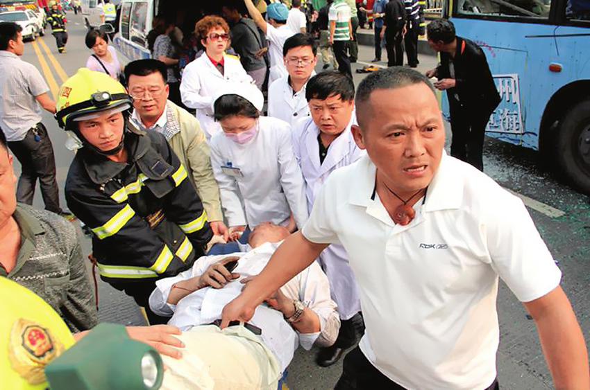    مصرع شخص واحد وإصابة 24 بجراح فى انفجار بحافلة فى الصين  (2)