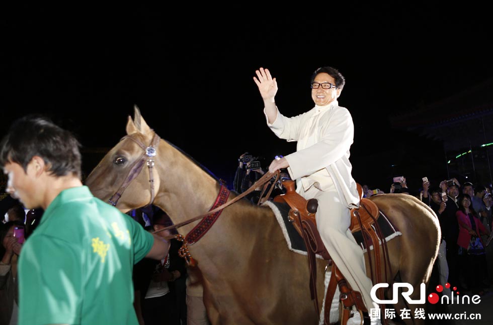 النجم جاكي شان  خلال الدعاية لمهرجان الحصان الصيني الأول 
