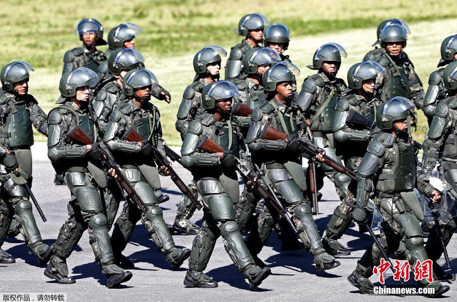 ظهور قوات الأمن العسكرية لكأس العالم البرازيل  (5)