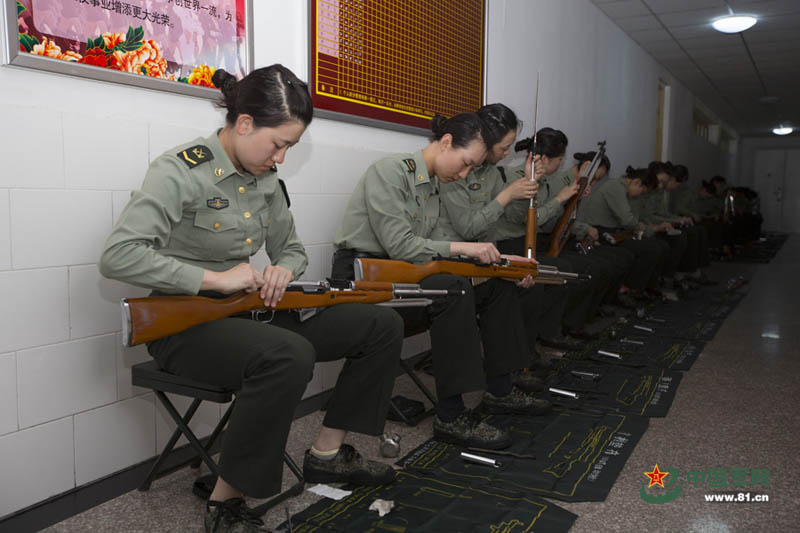 كشف الستار عن صور التدريبات لأول دفعة من الحرس الشرفي النسائي في جيش التحرير (29)