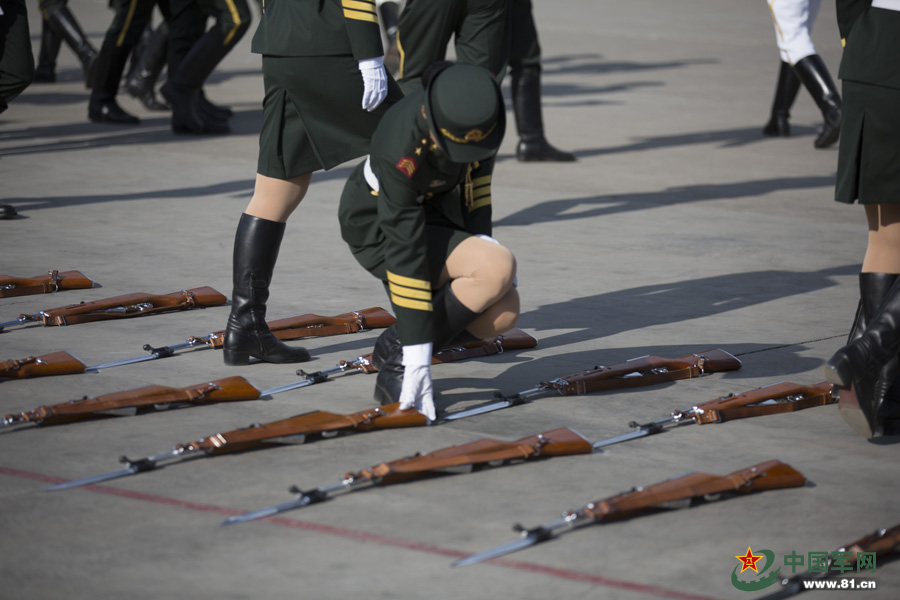 كشف الستار عن صور التدريبات لأول دفعة من الحرس الشرفي النسائي في جيش التحرير (14)