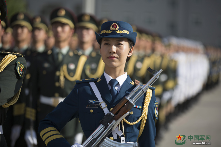 كشف الستار عن صور التدريبات لأول دفعة من الحرس الشرفي النسائي في جيش التحرير (13)