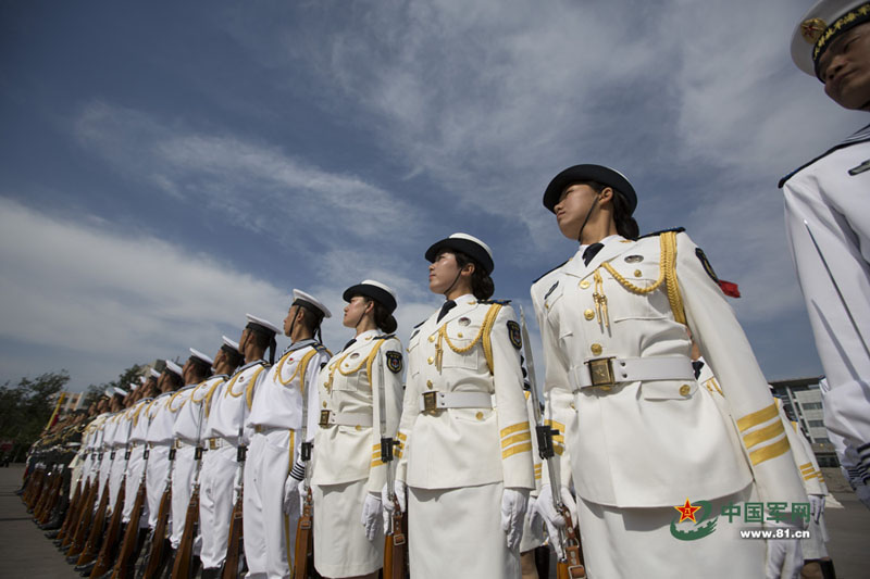 كشف الستار عن صور التدريبات لأول دفعة من الحرس الشرفي النسائي في جيش التحرير (7)
