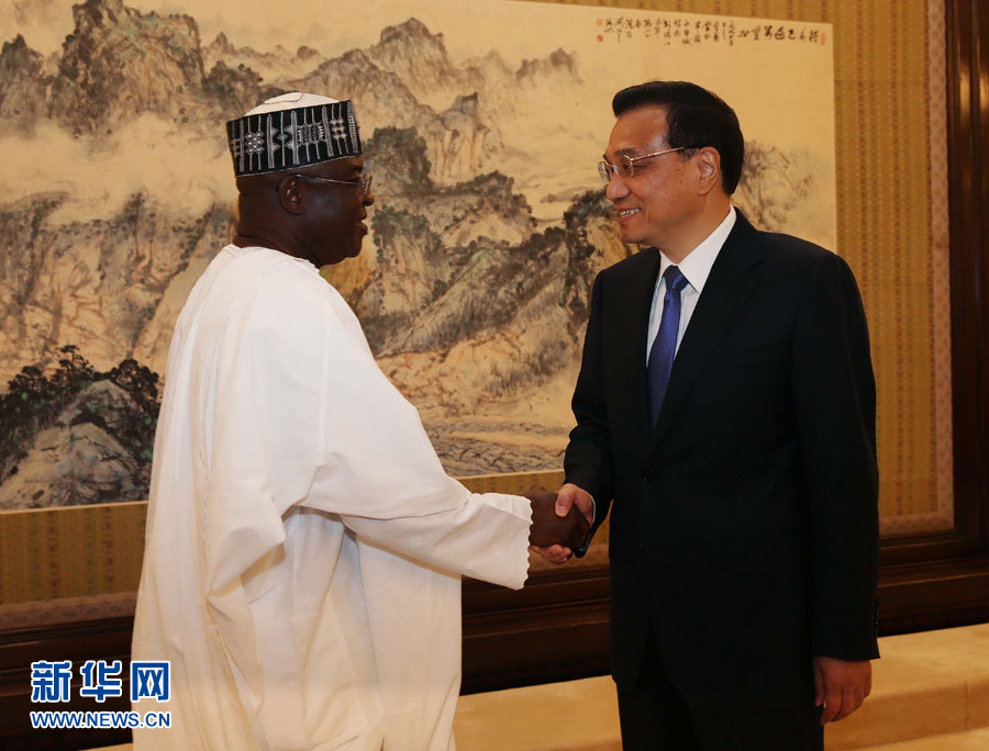 رئيس مجلس الدولة الصيني يلتقي برئيس مجلس الشيوخ النيجيري  (2)