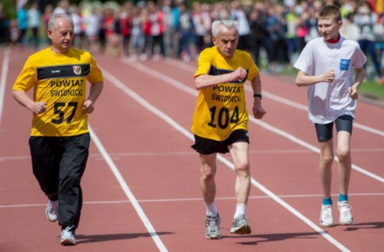 مسن بولندي عمره 104 سنوات يحطم رقما قياسيا في الجري