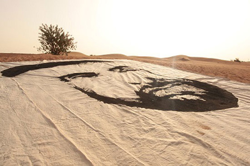 رسام كندي يرسم أكبر لوحة رملية في العالم بدبي  (3)