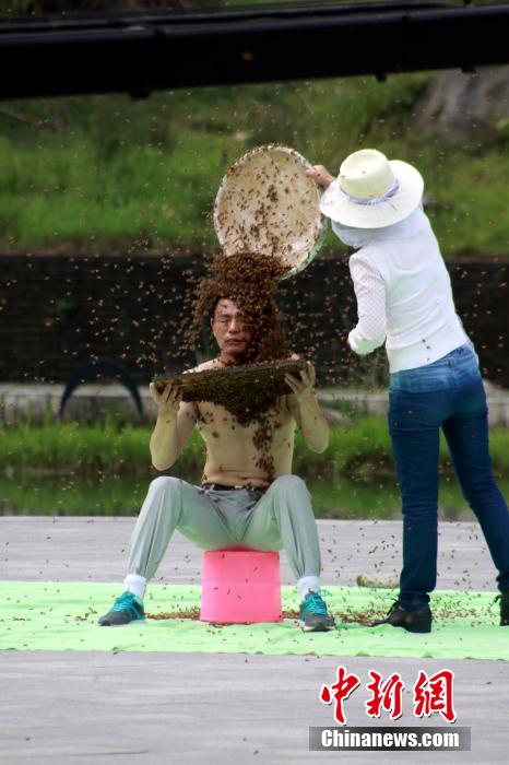 "رجل النحل" في الصين يسجل رقما قياسيا عالميا بتغطية جسمه بالنحل ل53 دقيقة     (2)