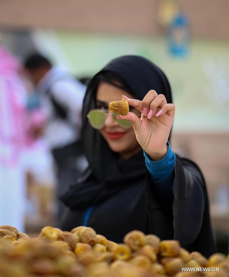 تحقيق إخباري: أكبر سوق للتمور في العالم يعج بالزبائن ويتزامن مع موسم الحصاد