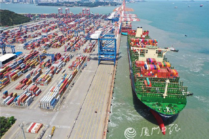 أكبر سفينة حاويات في العالم ترسو في ميناء شيامن شرقي الصين (5)