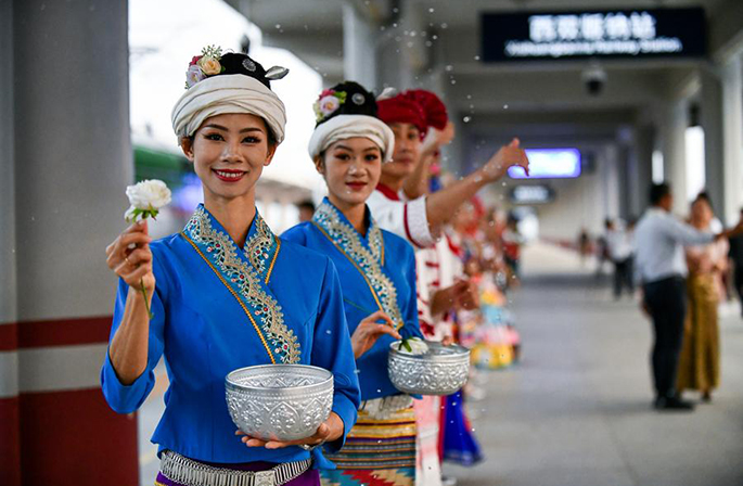 خط السكة الحديد بين الصين ولاوس يتعامل مع أكثر من 180 ألف رحلة ركاب عبر الحدود