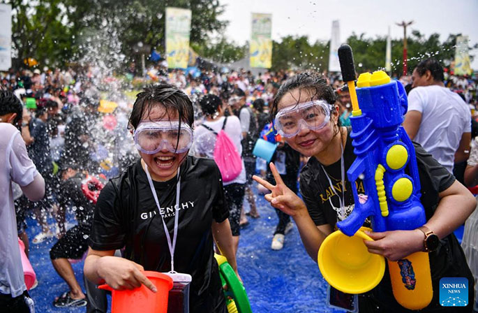 في يوننان، الآلاف يحتفلون بمهرجان رشّ الماء
