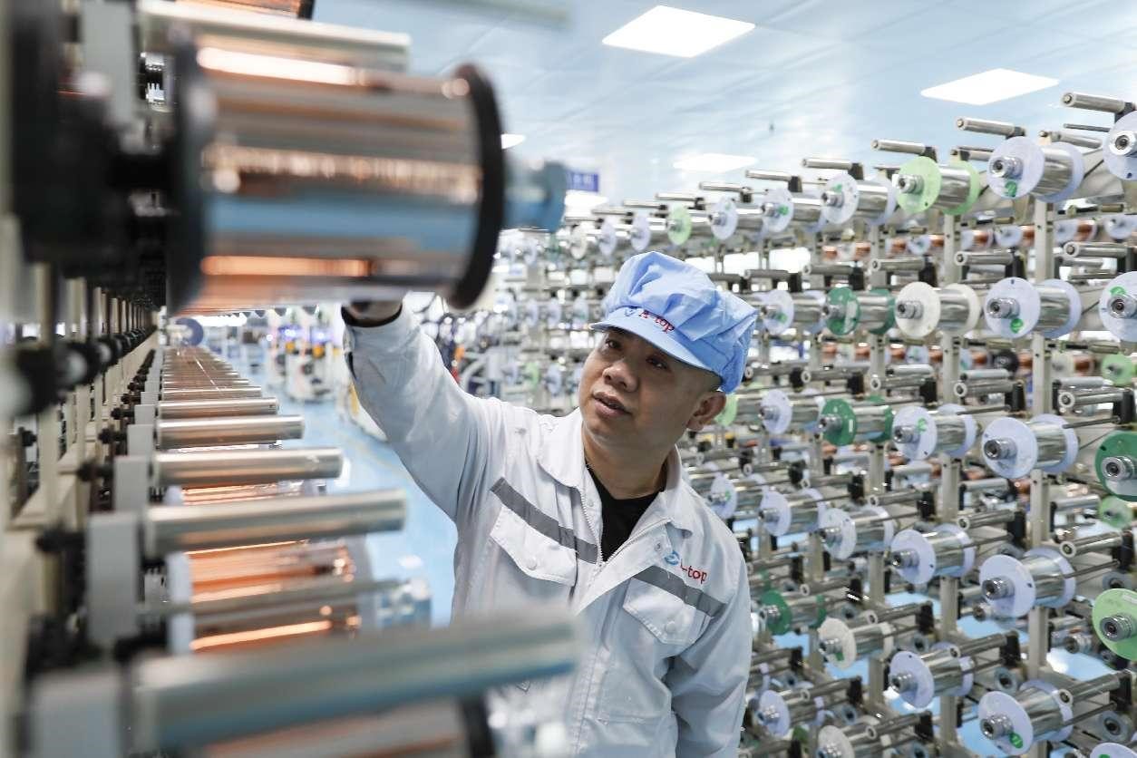 صناعة الكابلات الإلكترونية في ورشة عمل بمصنع في شانغكيو بمقاطعة خنان بوسط الصين. صورة الشعب/ شو زيوان