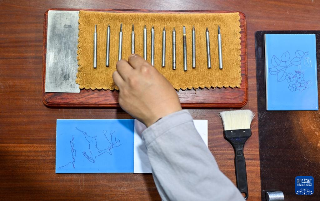نحت خزف دافنغ .. فنّاً فريداً يجمع بين سحر الخط والرسم وروعة النحت على البورسلين