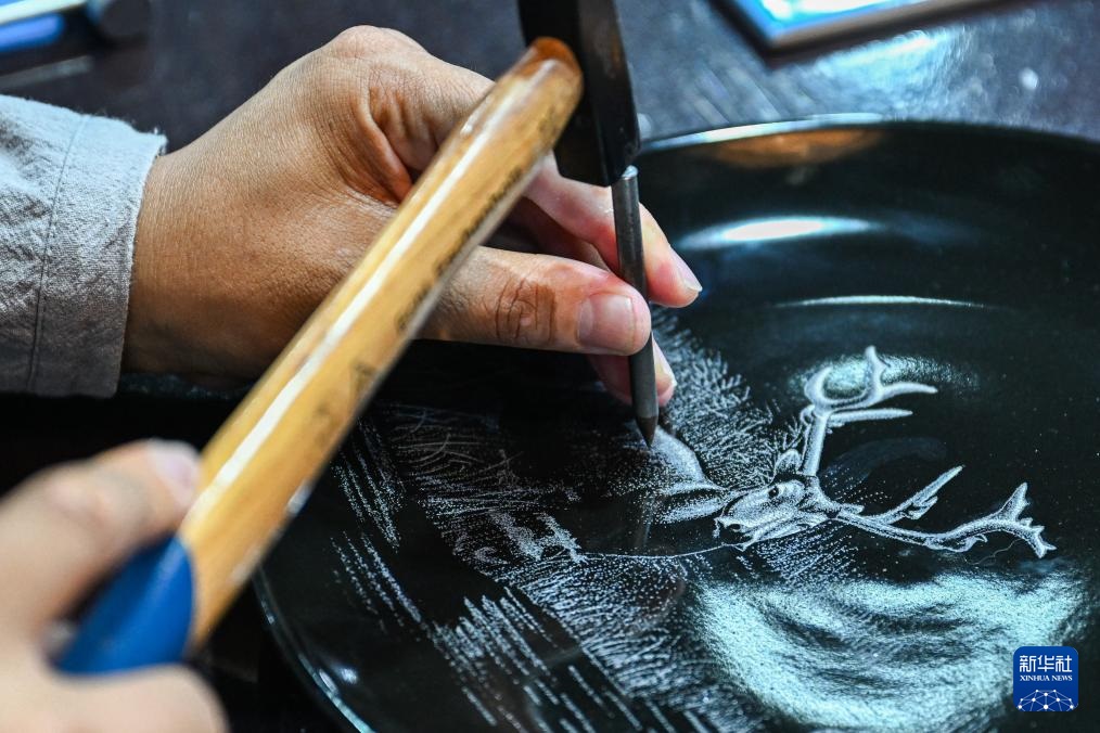نحت خزف دافنغ .. فنّاً فريداً يجمع بين سحر الخط والرسم وروعة النحت على البورسلين