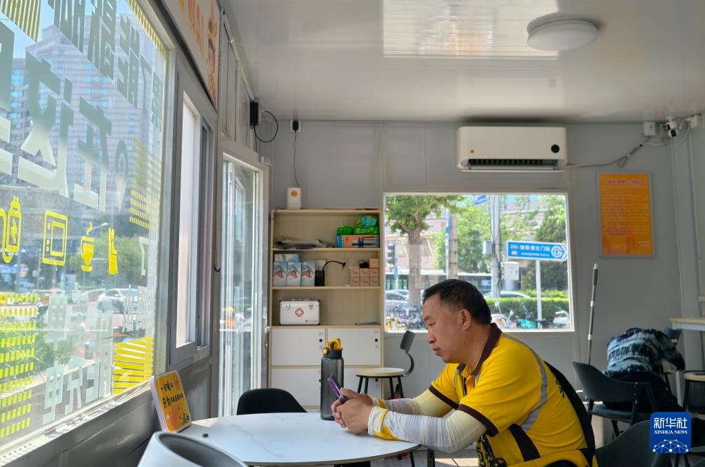 مع ارتفاع درجات الحرارة، المحطّات اللوجستية تتحول إلى نقاط إمداد بالمشروبات الباردة