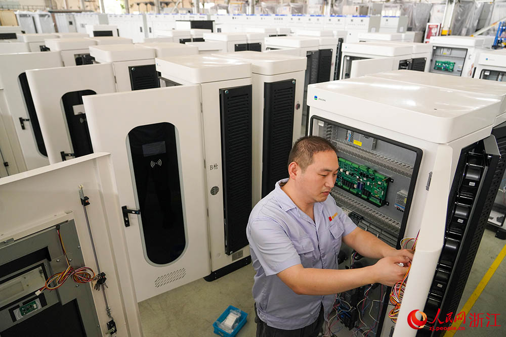 تشجيانغ تُكثف إنتاج محطات شحن الطاقة المتجددة