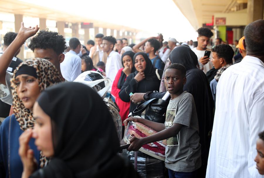 مقالة: مئات السودانيين يغادرون القاهرة بفرح وتفاؤل