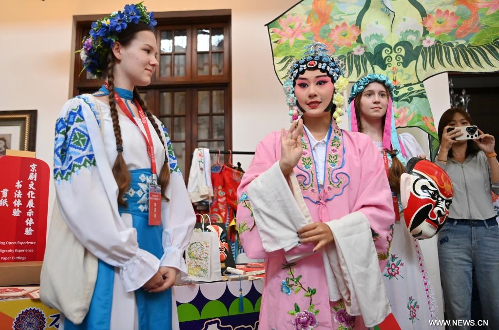 التبادل الثقافي بين طلاب شباب من دول منظمة شانغهاي للتعاون بشمالي الصين