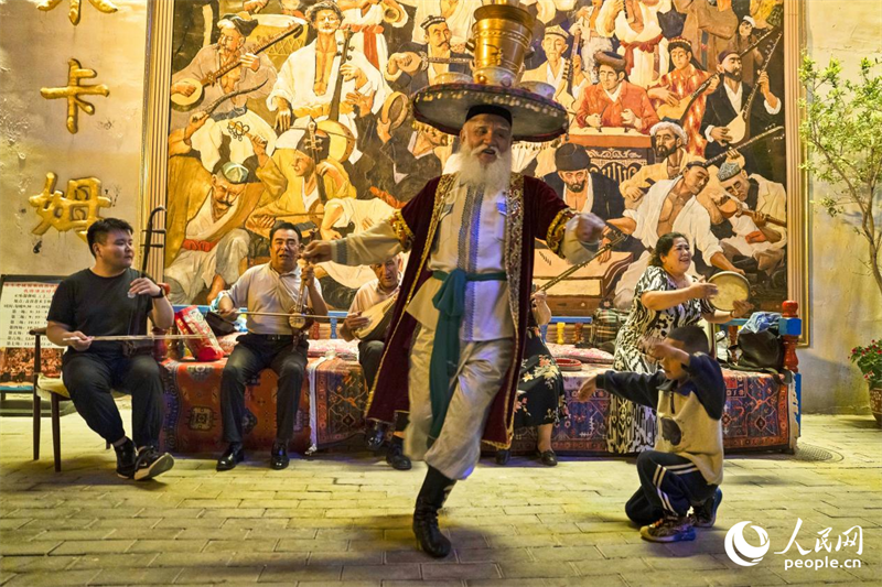 عمرها ألف عام .. نغمات وإيقاعات الطبول اليدوية تخلق جوًا احتفاليًا في ليلة مدينة كوتشا القديمة