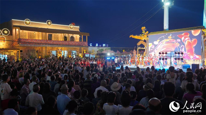 عمرها ألف عام .. نغمات وإيقاعات الطبول اليدوية تخلق جوًا احتفاليًا في ليلة مدينة كوتشا القديمة