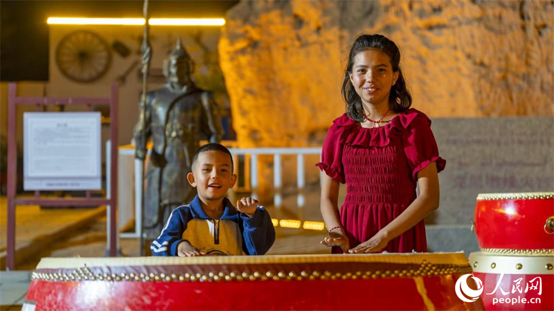 عمرها ألف عام .. نغمات وإيقاعات الطبول اليدوية تخلق جوًا احتفاليًا في ليلة مدينة كوتشا القديمة