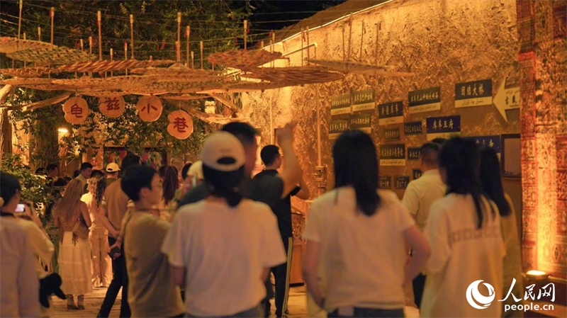 عمرها ألف عام .. نغمات وإيقاعات الطبول اليدوية تخلق جوًا احتفاليًا في ليلة مدينة كوتشا القديمة