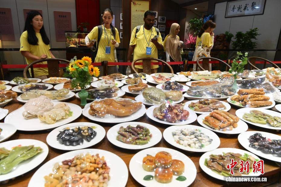 طلّاب أجانب يكتشفون وليمة أحجار الشوشان الصينية