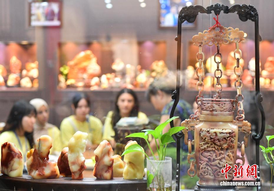 طلّاب أجانب يكتشفون وليمة أحجار الشوشان الصينية