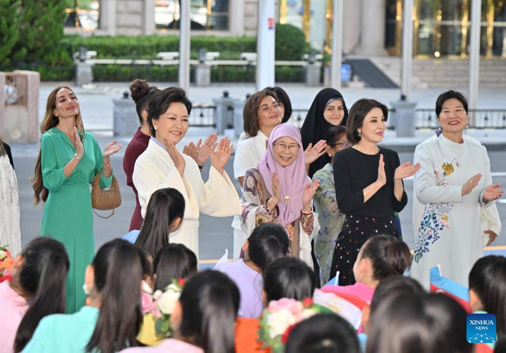 بنغ لي يوان وعقيلات القادة الأجانب المشاركين في قمة منظمة شانغهاي للتعاون يتجولن في تيانجين