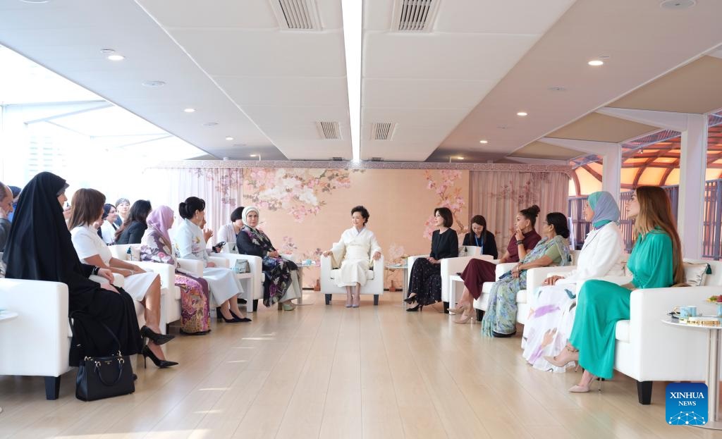 بنغ لي يوان وعقيلات القادة الأجانب المشاركين في قمة منظمة شانغهاي للتعاون يتجولن في تيانجين