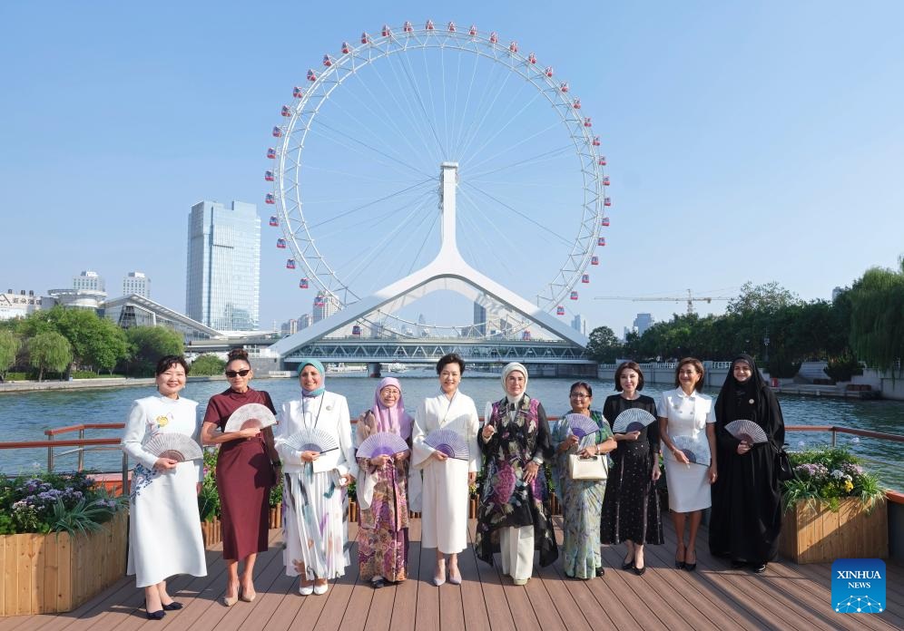 بنغ لي يوان وعقيلات القادة الأجانب المشاركين في قمة منظمة شانغهاي للتعاون يتجولن في تيانجين