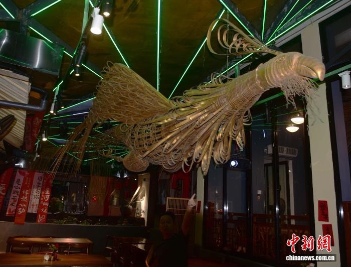 عرض حاملة الطائرات