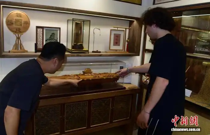 عرض حاملة الطائرات 