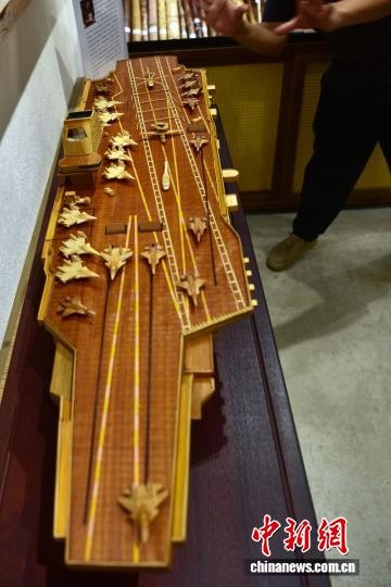 عرض حاملة الطائرات