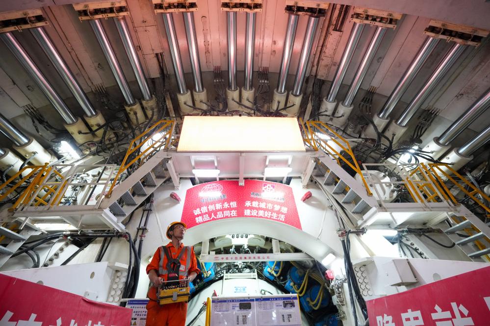 بناء نفق أسفل النهر الأصفر بشرقي الصين