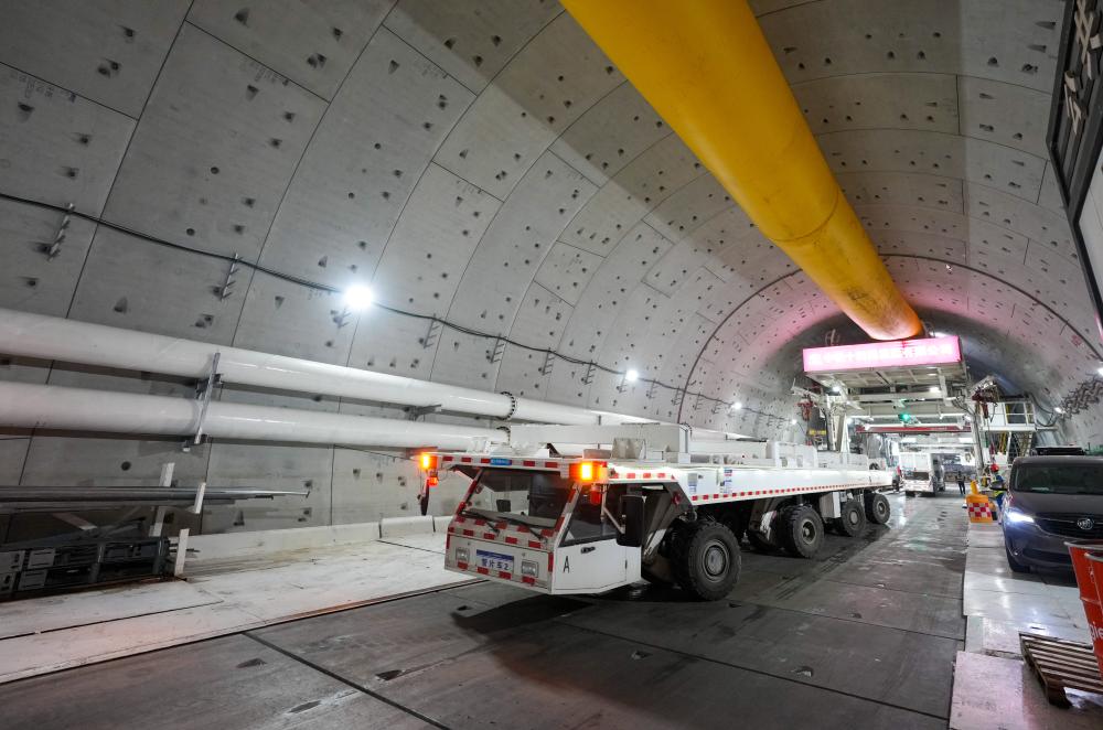 بناء نفق أسفل النهر الأصفر بشرقي الصين