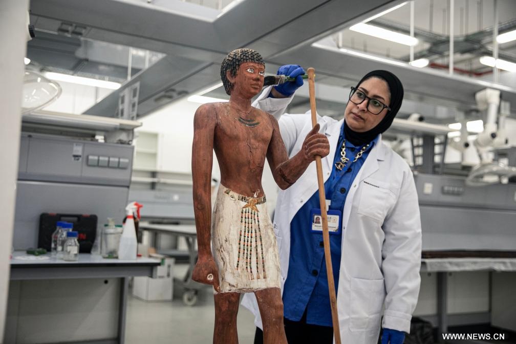 حراس الزمن.. مرممون يعيدون الحياة لكنوز مصر القديمة