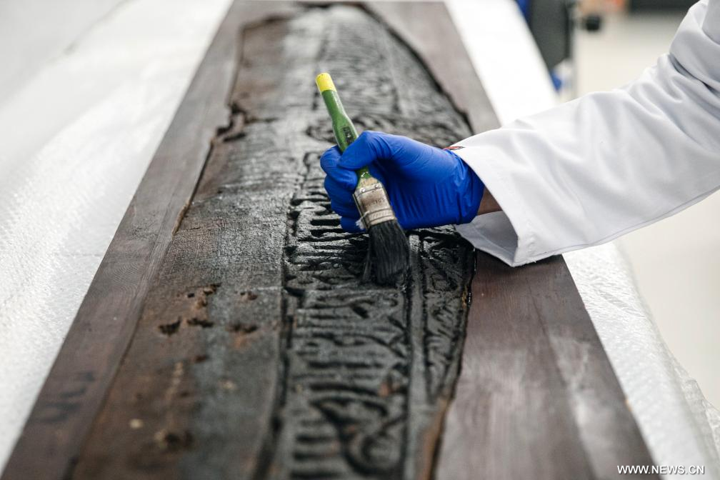 حراس الزمن.. مرممون يعيدون الحياة لكنوز مصر القديمة