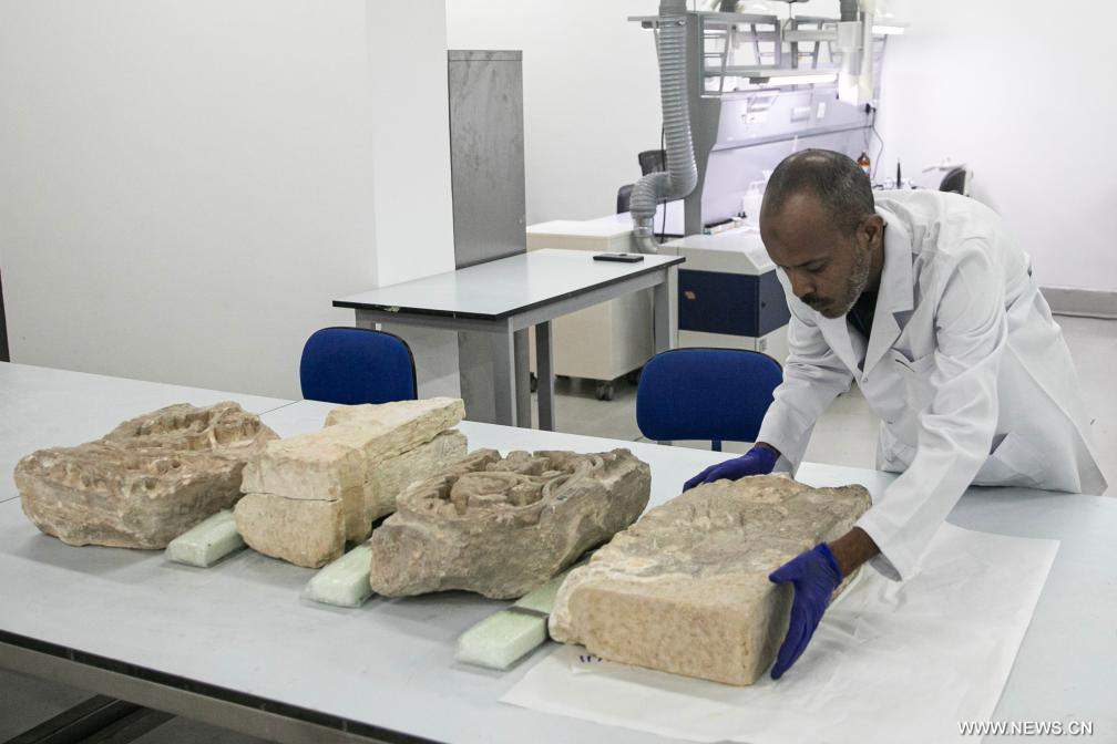 حراس الزمن.. مرممون يعيدون الحياة لكنوز مصر القديمة