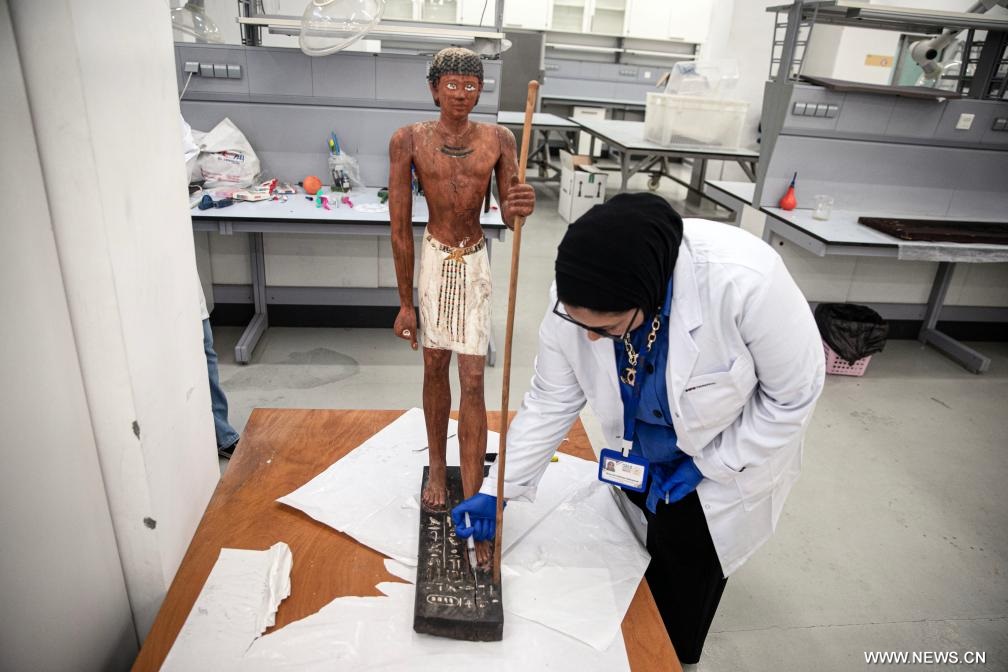 حراس الزمن.. مرممون يعيدون الحياة لكنوز مصر القديمة