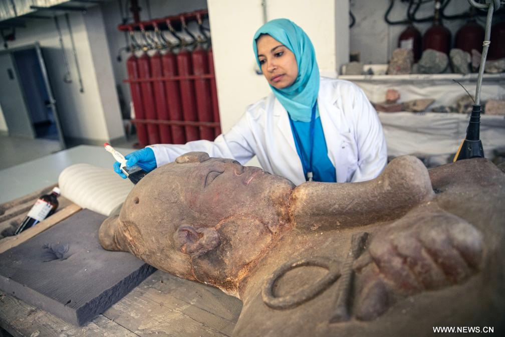 حراس الزمن.. مرممون يعيدون الحياة لكنوز مصر القديمة