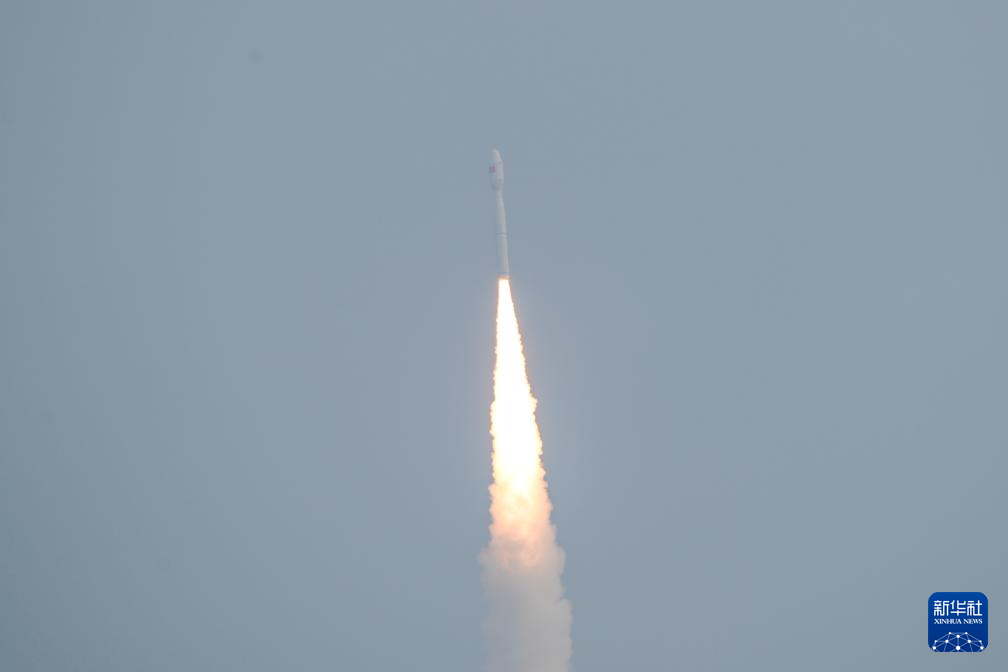 الصين تطلق أقمارا صناعية من البحر