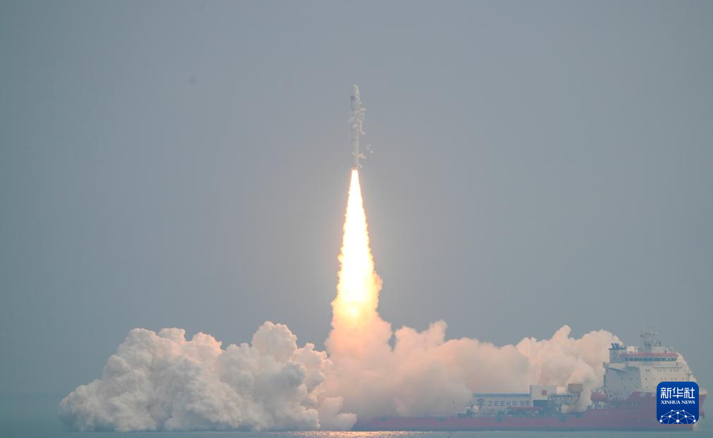 الصين تطلق أقمارا صناعية من البحر